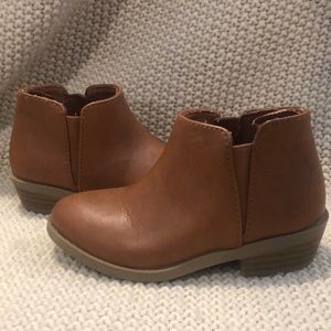 Short, toddler girl brown boots